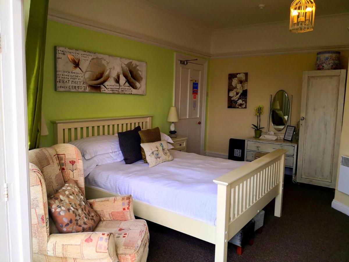 Sunset Guest House Hunstanton Exterior photo A bedroom in a typical B&B